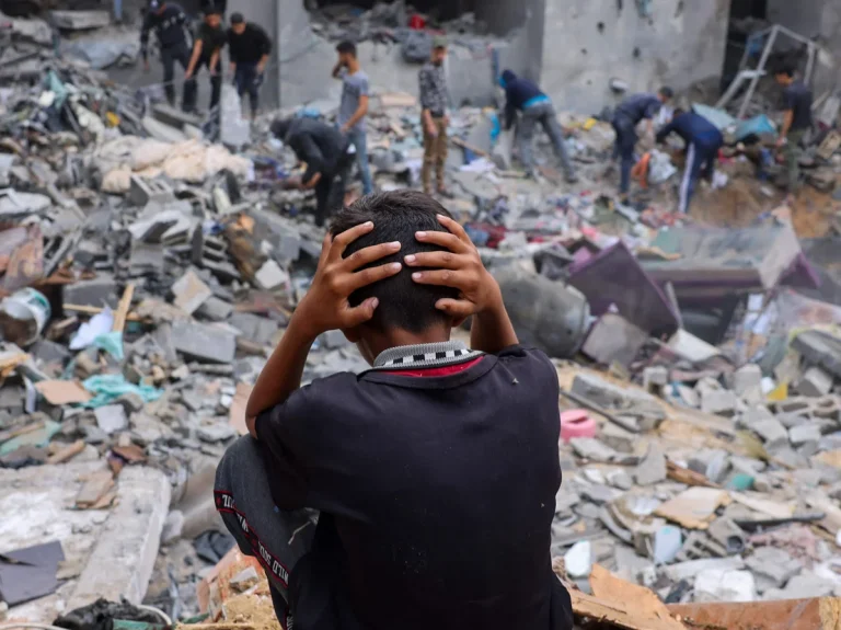 Βίντεο «γροθιά στο στομάχι» με παιδάκι που ψάχνει τους παππούδες του στα συντρίμμια!