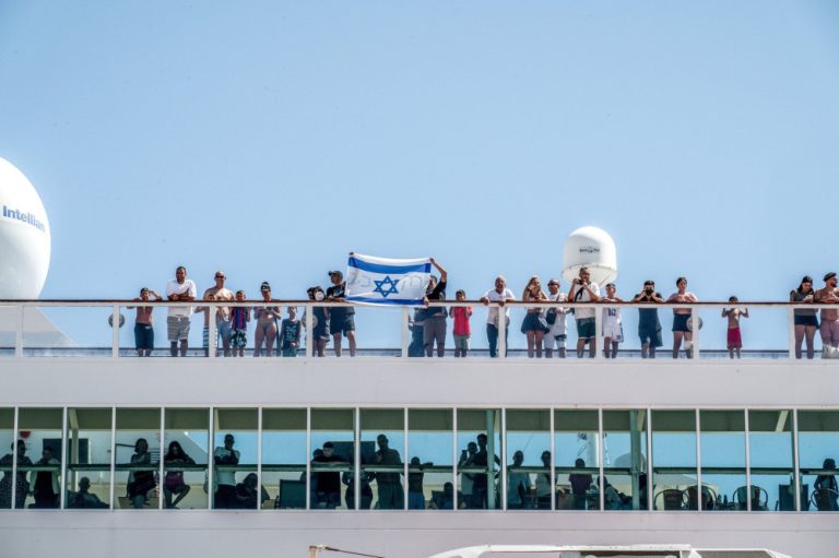 Πανικός στο λιμάνι του Βόλου με την άφιξη κρουαζιερόπλοιου με Iσραηλινούς τουρίστες (video)