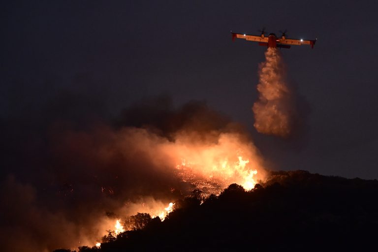 Η συγκλονιστική αυτοθυσία των πιλότων που πέταξαν νύχτα πάνω από τις φλόγες! (VIDEO)