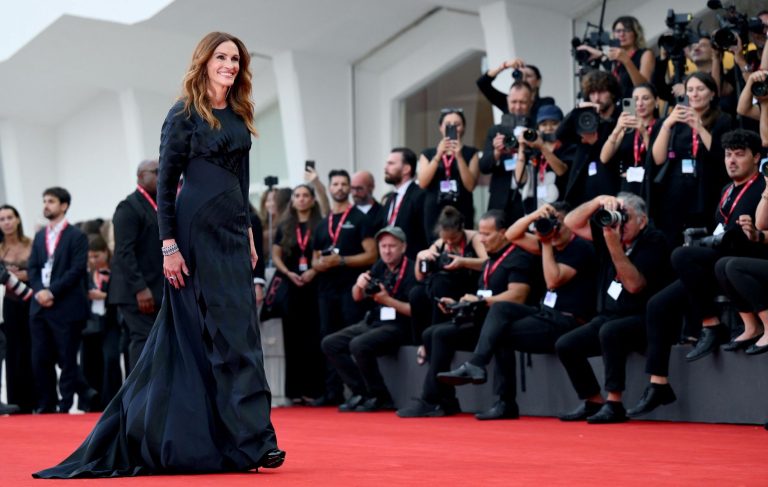 Τζούλια Ρόμπερτς: Η ερμηνεία της στο «After the Hunt» αποθεώθηκε με δάκρυα και ένα 6λεπτο χειροκρότημα