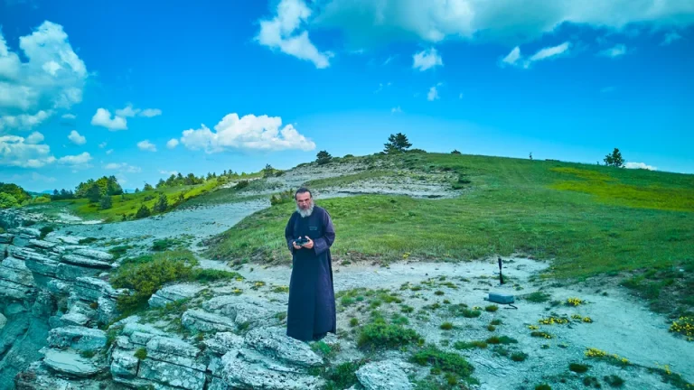 Ο viral ιερέας με κανάλι στο YouTube, drone και έξι κάμερες προβάλλει το Βόιο Κοζάνης