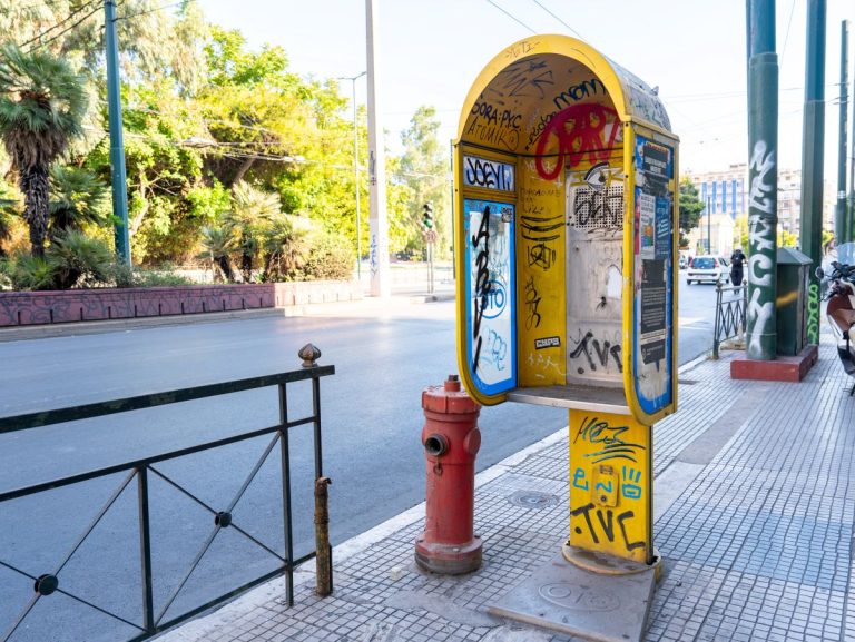 Απομάκρυνση καρτοτηλεφώνων από τα πεζοδρόμια της Αθήνας (ΦΩΤO)