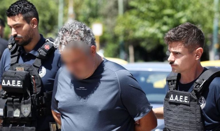 «Όταν έχανα έβαζα φωτιά»: Εθισμένος στον τζόγο ο δημοτικός υπάλληλος που κατηγορείται για εμπρησμούς στην Παλλήνη (video)