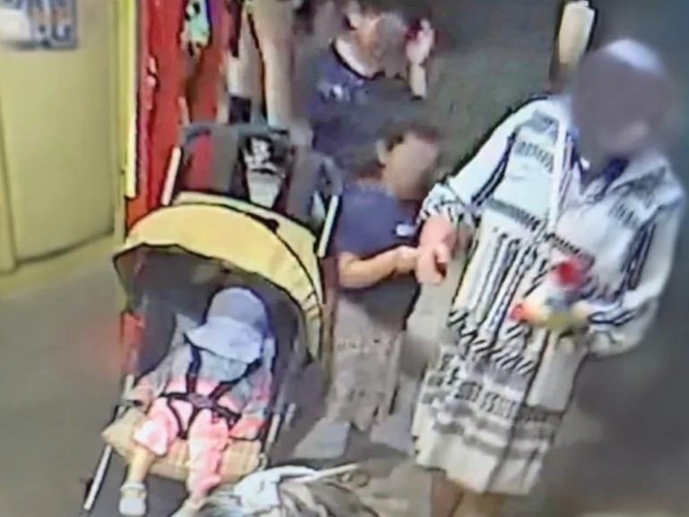 Βρήκαν τα ρούχα που φορούσε η 32χρονη και τα παιδιά την ημέρα που πέθανε το κοριτσάκι