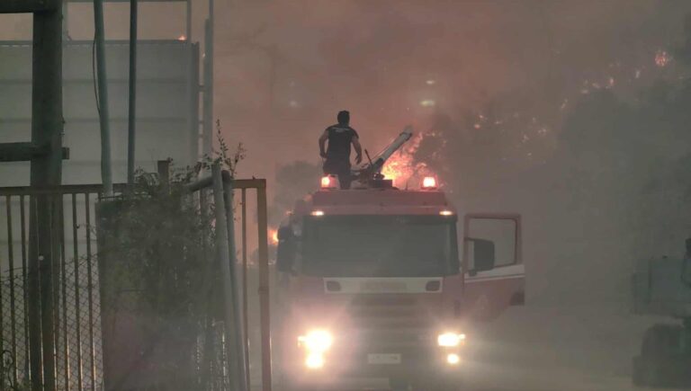Εφιάλτης χωρίς τέλος! Αναζωπυρώσεις αλλά και νέα μέτωπα! (VIDEO & PHOTOS)