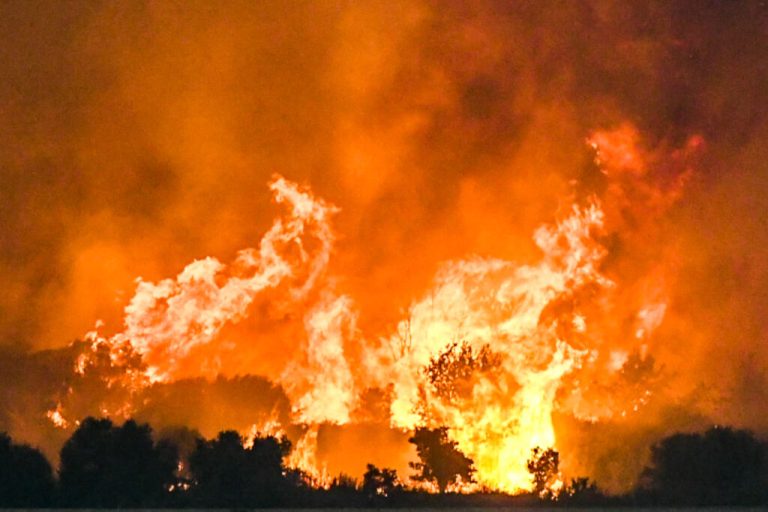 Δεύτερη νύχτα αγωνίας! Άνιση μάχη με τις φλόγες σε δεκάδες μέτωπα! (VIDEO)