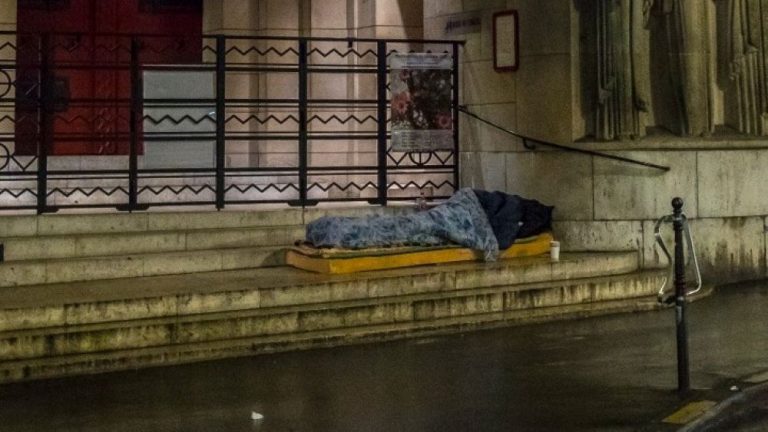 Γαλλία: Περισσότερα από 2.000 παιδιά κοιμούνται στον δρόμο