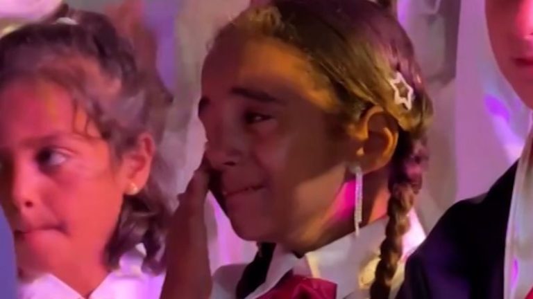 Σπαρακτική τελετή αποφοίτησης παιδιών που έχασαν τους γονείς τους από βομβαρδισμούς (video)