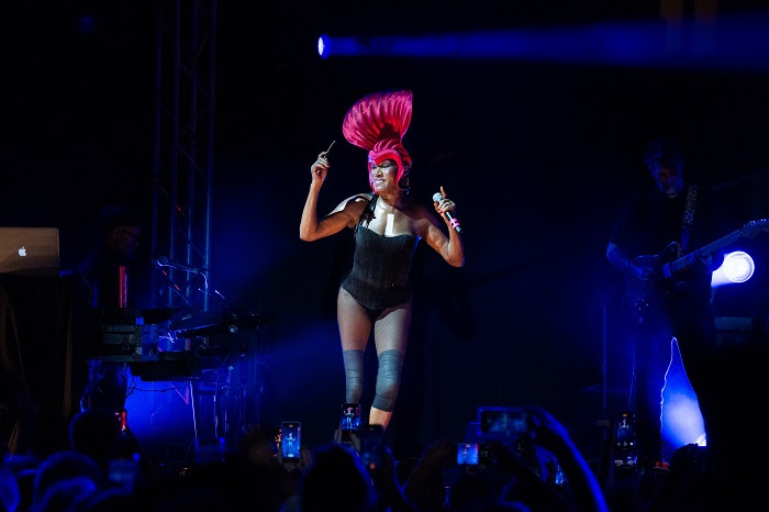 Η ιέρεια της παγκόσμιας σκηνής Grace Jones μάγεψε το κοινό στον Λόφο της Σάνης