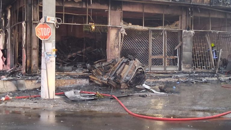 Θανατηφόρο τροχαίο στο Κορωπί: Οδηγός «καρφώθηκε» σε κατάστημα (photo)