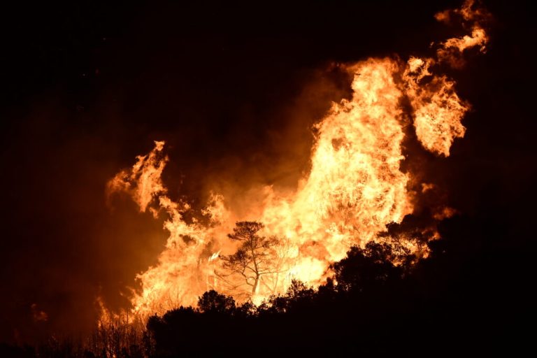 Νύχτα αγωνίας στη μάχη με τις φλόγες στην Κερατέα (VIDEO)