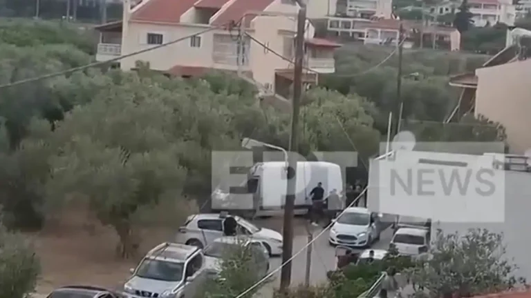 Βίντεο ντοκουμέντο: Αστυνομική επιχείρηση σε σπίτι οπλοστάσιο απόστρατου της Πολεμικής Αεροπορίας