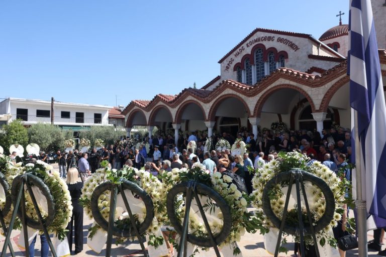 Το τελευταίο αντίο στον Απόστολο Βεσυρόπουλο (photo+video)