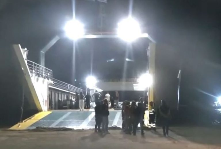 Νέα Στύρα: Το φέρι μποτ έφτασε στο λιμάνι (video)