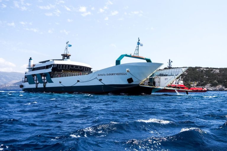 Στύρα: Ξεκινά η αποκόλληση του πλοίου που προσάραξε σε ξέρα