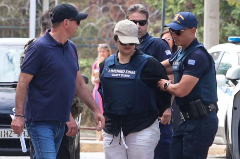 Π. Φάληρο: Στα δικαστήρια η 32χρονη Αλγερινή που κατηγορείται για τη δολοφονία της κόρης της (video)