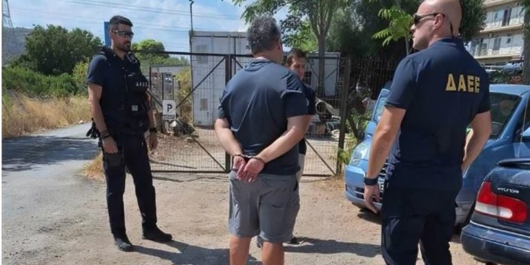 Άφηνε ΑμεΑ σε δομή και μετά έβαζε φωτιές – Έτσι δρούσε ο δημοτικός υπάλληλος στην Παλλήνη