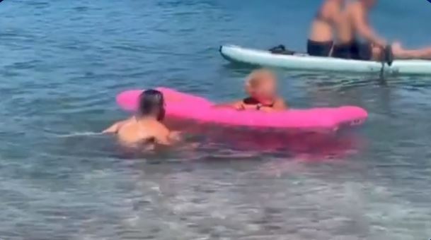 Νεαρή ναυαγοσώστρια έσωσε 60χρονη που παρασύρθηκε από ρεύματα! (VIDEO)