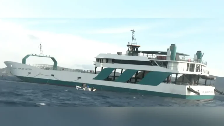 Στον εισαγγελέα ο καπετάνιος του πλοίου που προσάραξε σε βραχονησίδα στα Στύρα