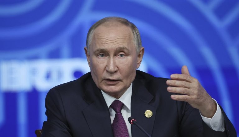 Reuters: Ο Πούτιν ζητάει από την Ουκρανία να παραδώσει το Ντονμπάς