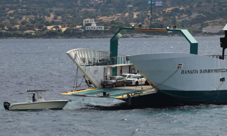 Νέο βίντεο από το φέρι μποτ στα Στύρα: Επιβάτες ψάχνουν για σωσίβια (video)
