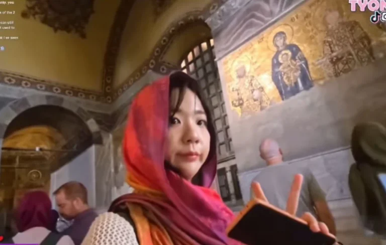 Απαγόρευσαν σε «vlogger» να κάνει το σήμα της νίκης μέσα στην Αγία Σοφία (video)