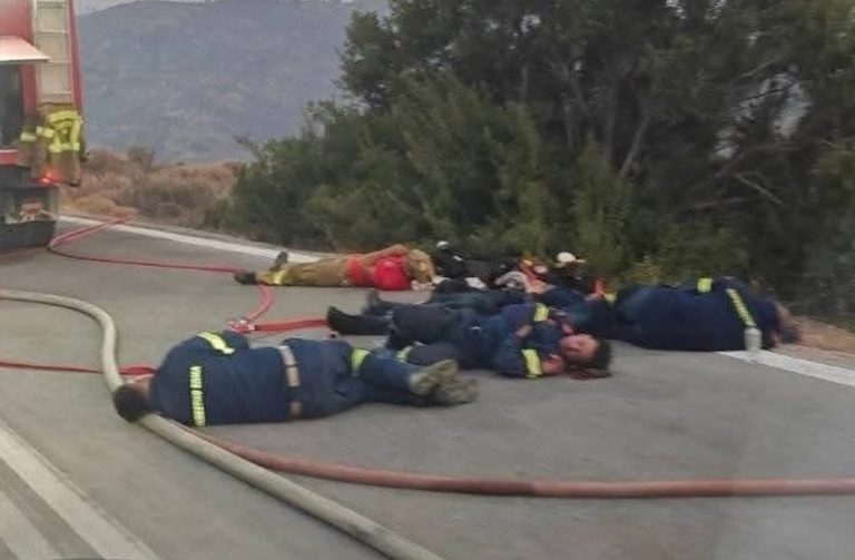 Η φωτογραφία από την πύρινη κόλαση που συγκλονίζει και συγκινεί!
