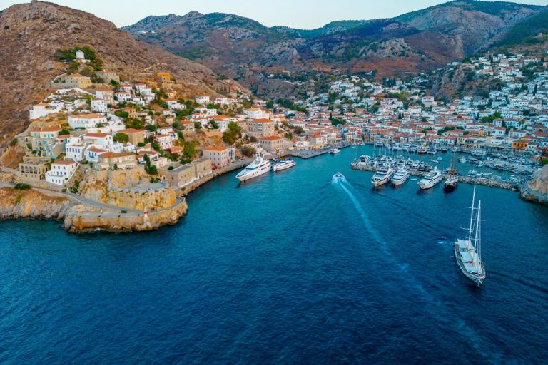 Σκάφος «καρφώθηκε» σε βραχονησίδα στην Ύδρα!