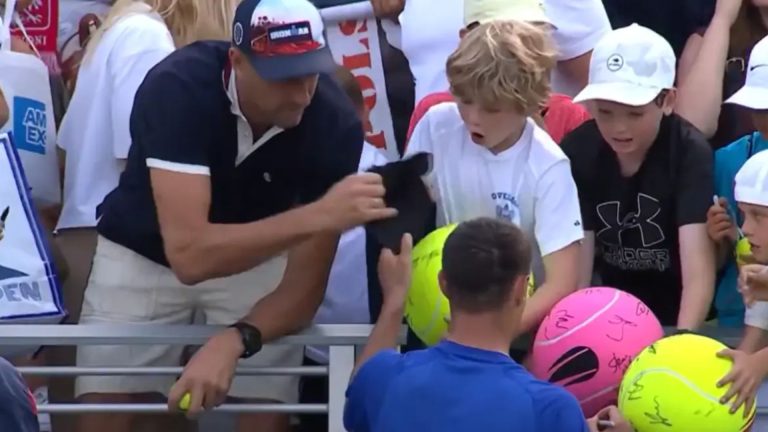 Αμετανόητος ο CEO που άρπαξε το «πολύτιμο» καπέλο από το παιδί (VIDEO)