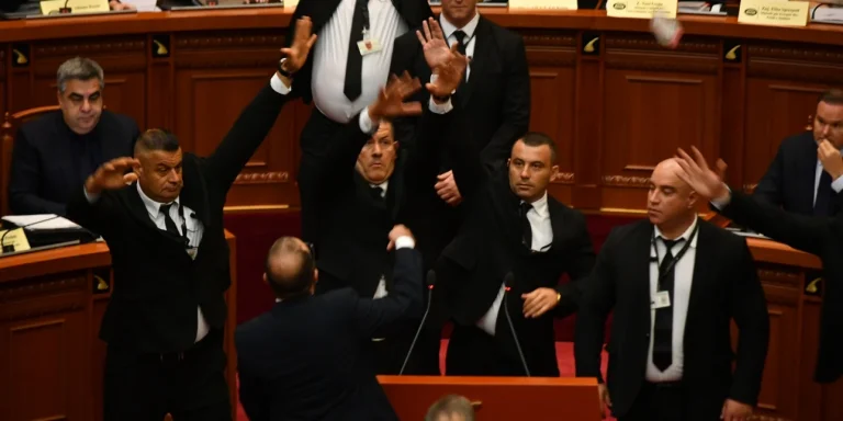 Πεδίο μάχης η Αλβανική Βουλή: Η υπουργός… ρομπότ του Ράμα του γύρισε μπούμερανγκ (video)