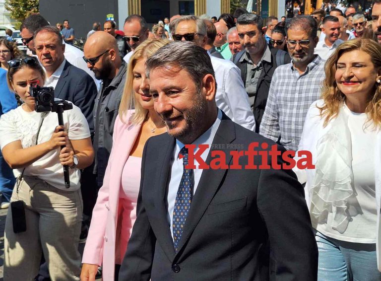 Χαμόγελα και εκπλήξεις στη βόλτα του Νίκου Ανδρουλάκη στη ΔΕΘ (PHOTOS)