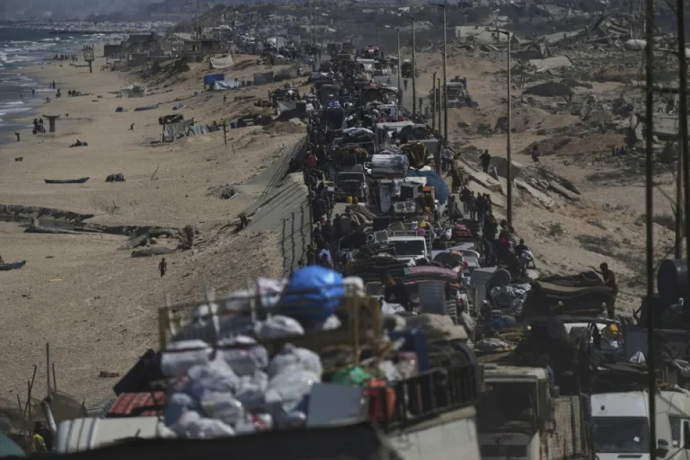 Πάνω από 400.000 Παλαιστίνιοι εγκαταλείπουν τη Γάζα σε καραβάνια (photo+video)