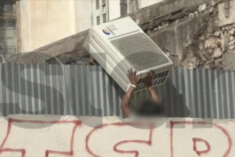 Η στιγμή που κλέφτες «ξηλώνουν» κλιματιστικό από ταράτσα στην Ομόνοια! (VIDEO)