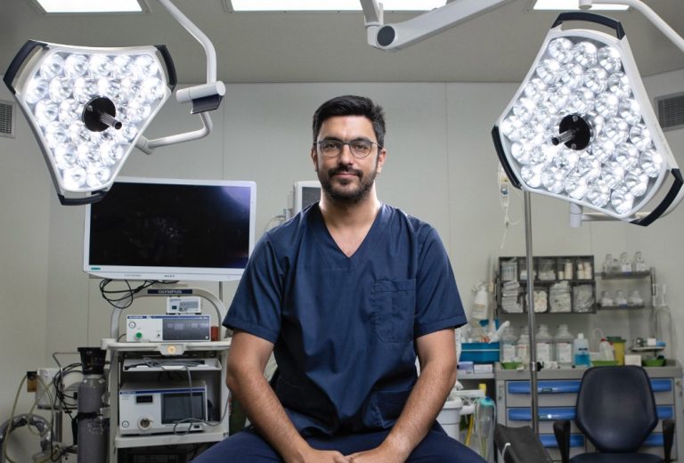 Επίσημος εκπαιδευτής στη ρομποτική χειρουργική για γυναικολόγους o δρ Νικόλαος Πλεύρης