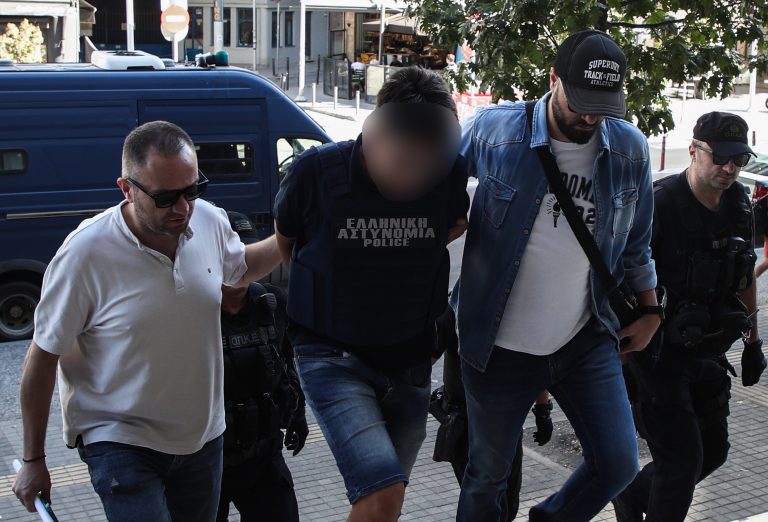 Στον εισαγγελέα με ισχυρές αστυνομικές δυνάμεις ο 50χρονος που έπνιξε την αδερφή του