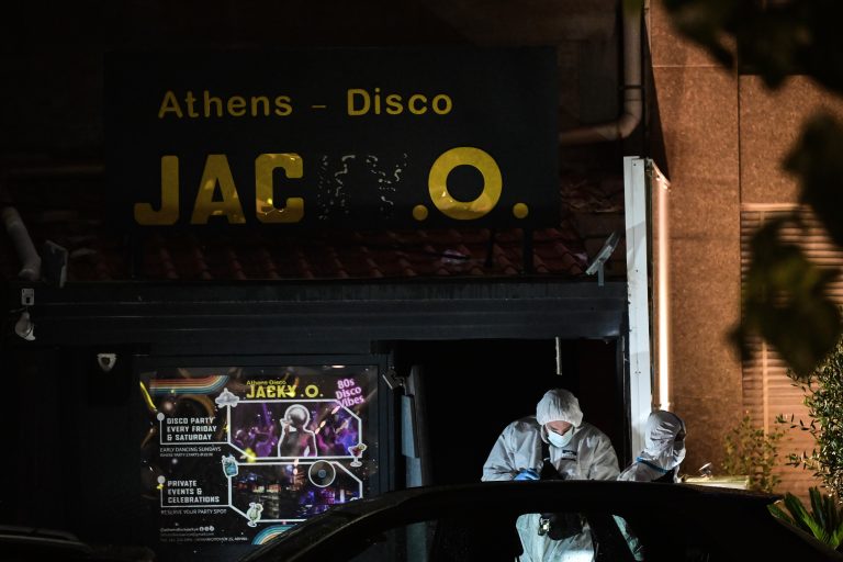 Βίντεο ντοκουμέντο: Άγνωστος μεταφέρει σακούλα με τη βόμβα στην είσοδο της ντισκοτέκ «Jacky.O.»