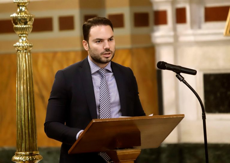 Έκανε «φτερά» το πορτοφόλι του αντιπεριφερειάρχη Αττικής μέσα από το σακάκι του!