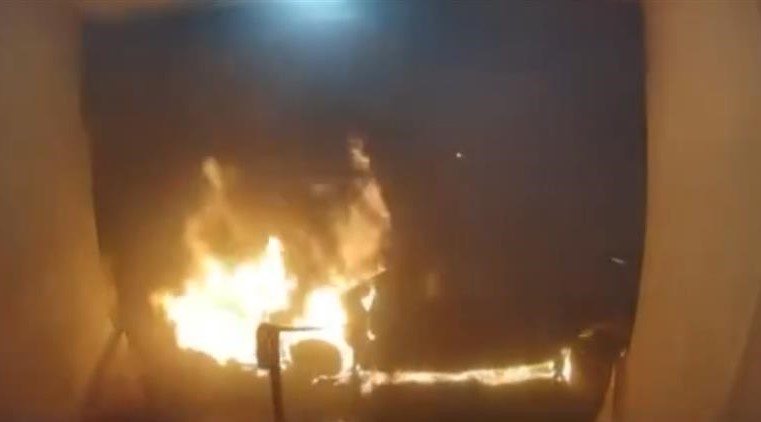 Η στιγμή που μασκοφόροι πυρπολούν τέμενος στη Βρετανία (VIDEO)