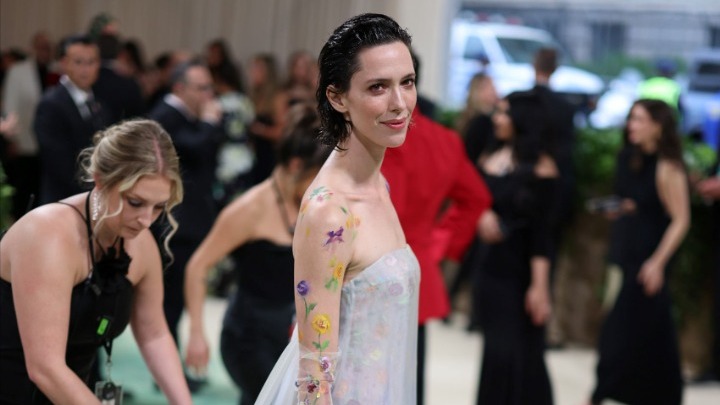 Η Ρεμπέκα Χολ με δημιουργία Τομ Μπράουν στο γκαλά του Μουσείου Κινηματογράφου της Ακαδημίας