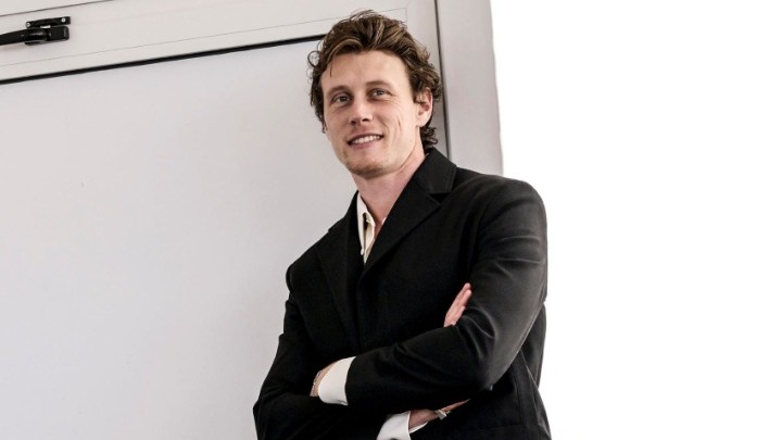 Ο Τζορτζ ΜακΚέι απάντησε στις εικασίες που τον συνδέουν με τον ρόλο του Τζέιμς Μποντ