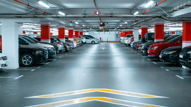 Πάρκινγκ σε τιμές… διαμερίσματος! Έχουν… ξεφύγει κατά πολύ οι τιμές (video)