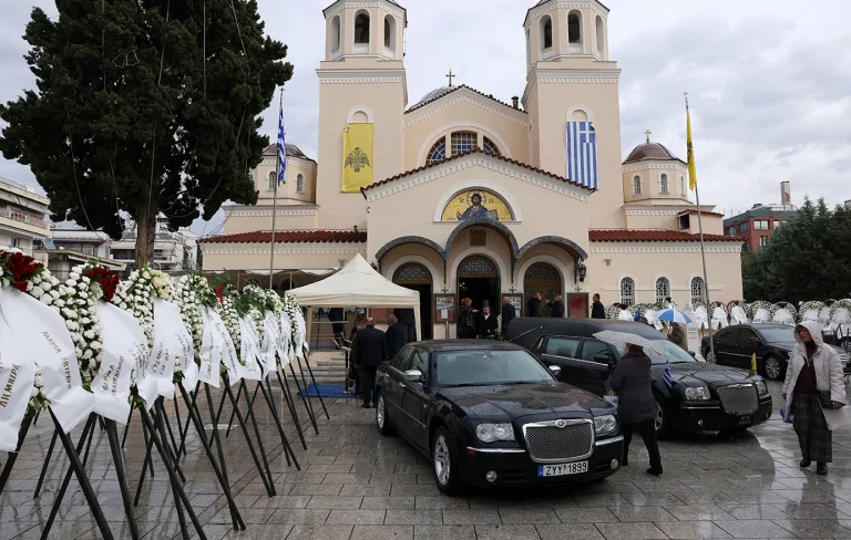 Σε κλίμα συγκίνησης η κηδεία του πρώην υπουργού, Δημήτρη Σταμάτη – Παρών ο Σαμαράς (photo)