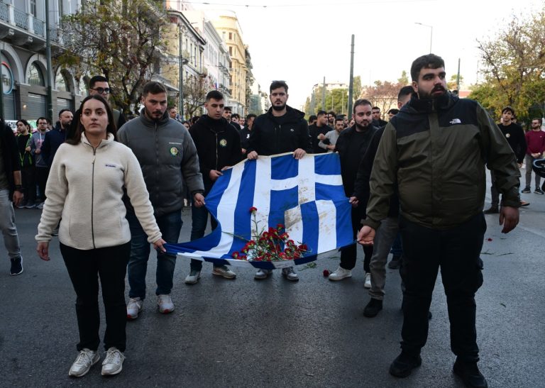 Έφτασε στην Αμερικάνικη Πρεσβεία η σημαία του Πολυτεχνείου