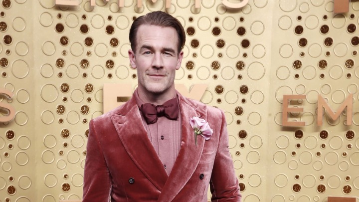 Ο Τζέιμς Βαν Ντερ Μπικ φόρεσε ξανά τη φανέλα του «Varsity Blues» για τον αγώνα του κατά του καρκίνου