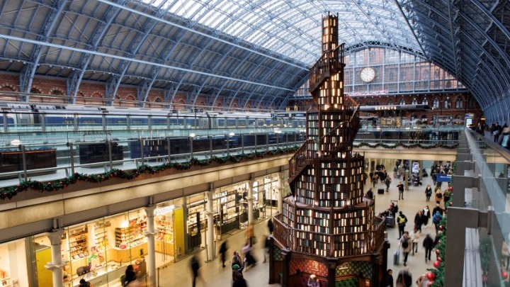 Το χριστουγεννιάτικο δέντρο του St. Pancras στο Λονδίνο φωτίζει τα όνειρα μικρών ασθενών