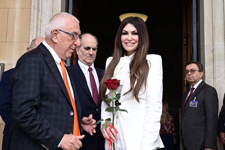 Στη Βουλή η Κίμπερλι Γκίλφοϊλ: Θερμή υποδοχή από τον Νικήτα Κακλαμάνη -Τα δώρα που αντάλλαξαν