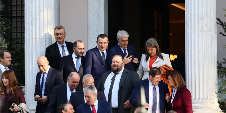 Κουβέντα, πηγαδάκια και το δώρο του πρωθυπουργού στους βουλευτές της ΝΔ (photo)