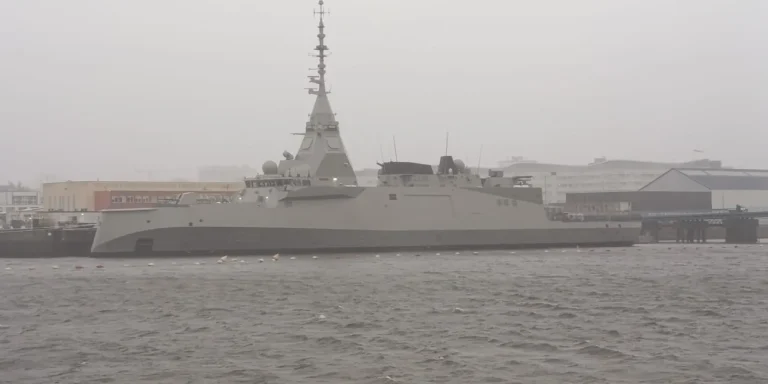 Η τελετή ονοματοδοσίας και ύψωσης της ελληνικής σημαίας στη φρεγάτα FDI HN «Κίμων» στα ναυπηγεία Λοριάν