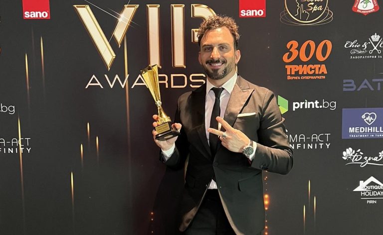 Ο Έλληνας τραγουδιστής που «σαρώνει» τα βραβεία στο εξωτερικό!