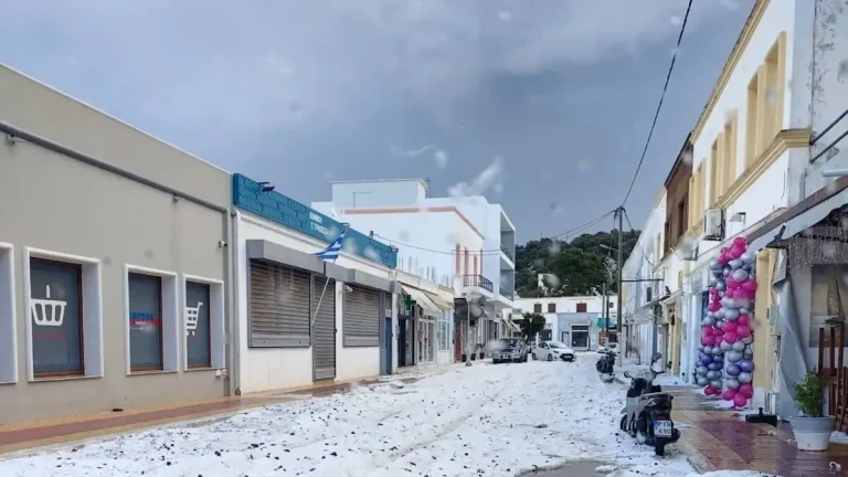 Ισχυρή χαλαζόπτωση μετέτρεψε τη Λέρο σε «κάτασπρο» τοπίο